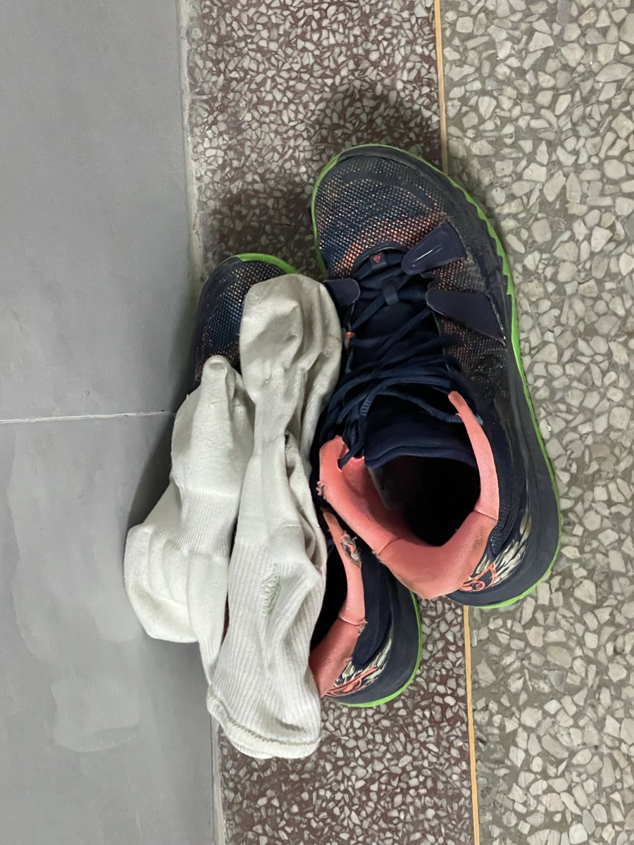 H_Hugoo_'s tweet photo. 打完球队友刚脱下来的原味白袜和欧文7
直接拿来套着臭白袜操 
最后摘了白袜射在鞋上
队友的原味多得堆在一起了都
点赞转发破300发视频
出🧦 出完整视频
#操鞋 #飞机 #篮球直男 #撸射 #白袜原味 https://t.co/WnOM8WZFIV