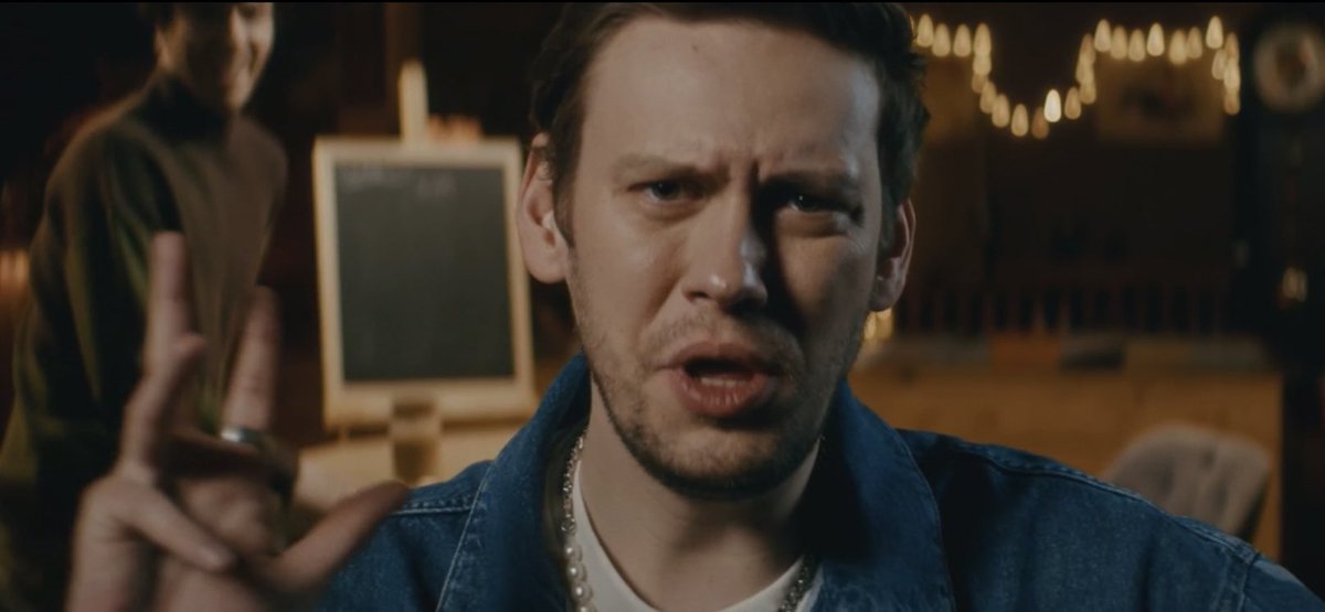 Я сейчас пищу от того как мне уже нравится 
Вы же понимаете,что они буквально воссоздали пример того,как парни живу в одном доме.Пока кто-то записывает в интервью на заднем плане остальные делают свои дела 
Арсений в тапулях,Шаст с Сережкй играется,Дима стебет Сережу 
Я в любви