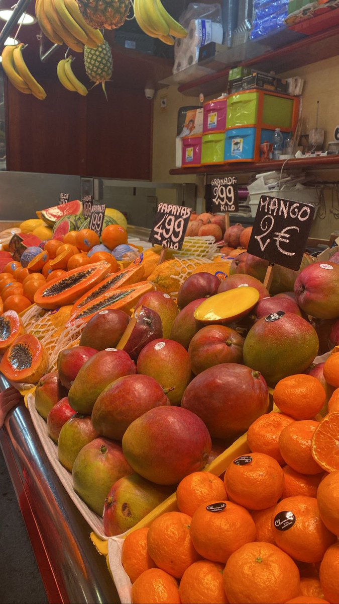 aepfi's tweet photo. Puis nous avons découvert l’univers coloré de La Boqueria et ses spécialités locales 🤩🌮🍡 https://t.co/yPCAQg1tqJ