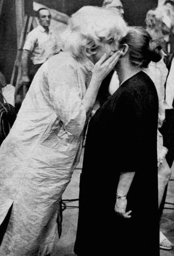 Rare Photographs of a Pregnant Marilyn Monroe During the Filming of âSome Like It Hotâ in 1958
Marilyn Monroe found out that she was pregnant in late September 1958, whilst filming Some Like It Hot . Arthur Miller announced Billy Wilde...