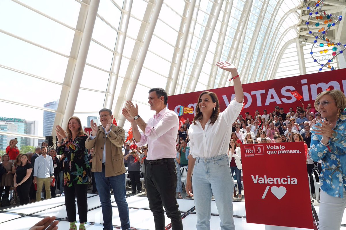 SanGomezLopez's tweet photo. El @PSOEValencia es el partido que más está creciendo esta campaña.

Por eso este #28M, entre pasado y futuro, votaremos futuro.

Por eso entre PP y el Partido Socialista, estas elecciones las gana el @PSOEValencia.

#SandraGómezAlcaldesa
#LoQueVotasImporta #VotaPSOE https://t.co/K8ZVl7HkTJ
