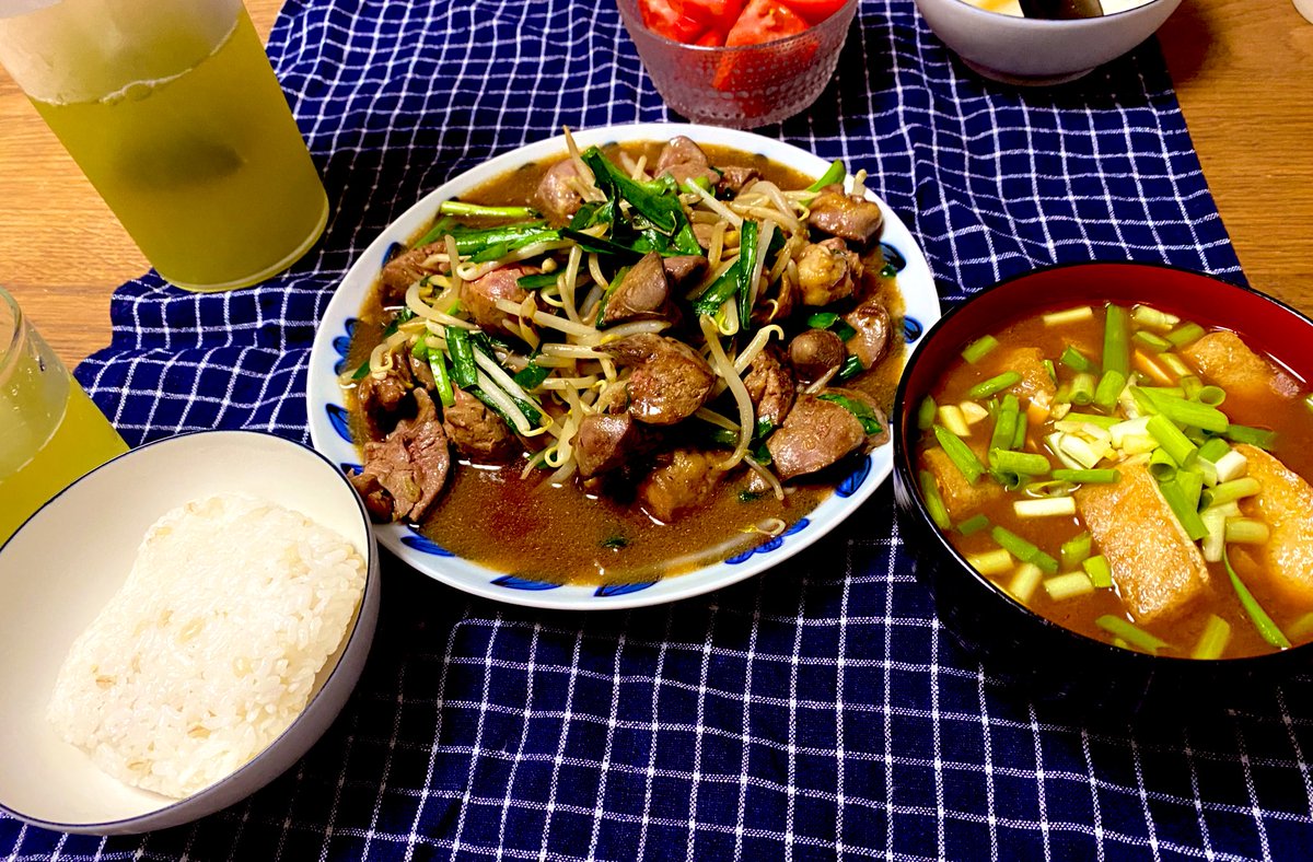 今日はレバニラを作った！レバニラは中華ではあるけれど、赤だしの味噌汁も合うとのことなのでやってみた。 https://t.co/P4qDYZyovp