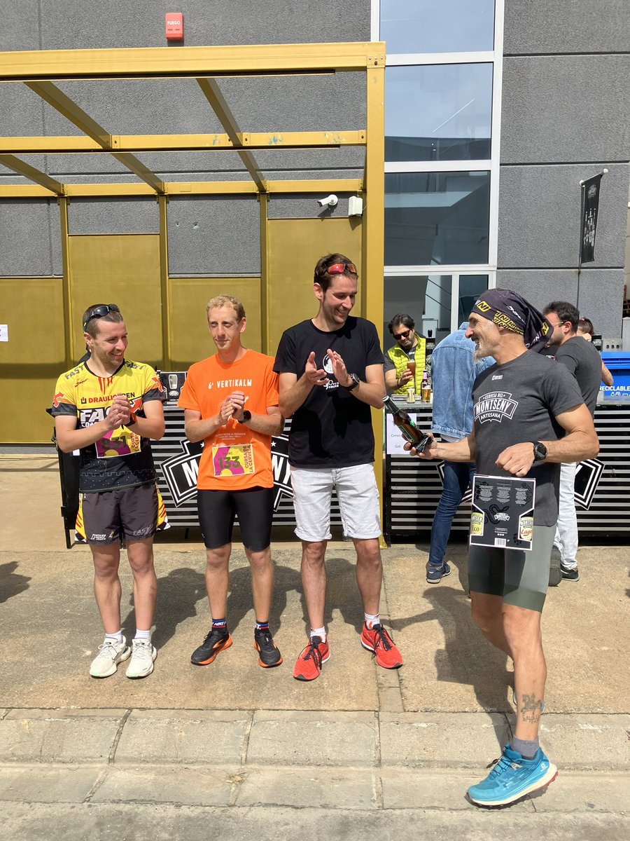ApostolsdeBacus's tweet photo. Com cada any els Apòstols de Bacus no podíem faltar a la Cursa de la @cervesamontseny! 🥳 3a posició de l'@albertgenero (1r dels que han parat a beure als avituallaments)! 🍻🍻 @PUBXAUXA https://t.co/YEgkx1mZnM