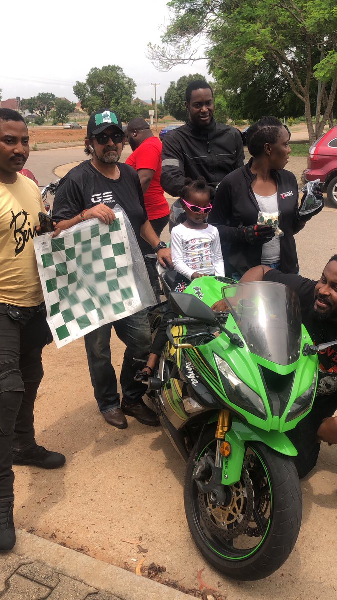 chesswitivie's tweet photo. I stoped over to give chess set to the Abuja bikers on the way to my French classes. chacun enseigne à un! #thegiftofchess #chessinslums @OLUSEGUNCHARLE8 #40Now https://t.co/BwwWz0nkDe