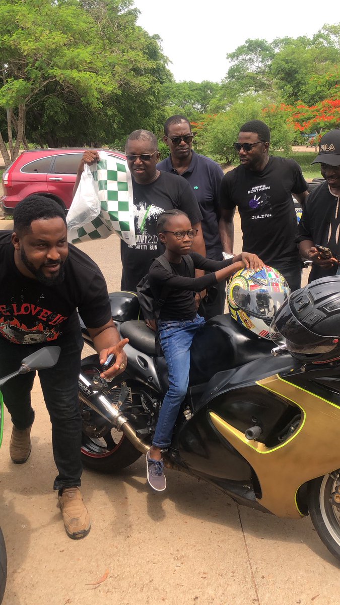 chesswitivie's tweet photo. I stoped over to give chess set to the Abuja bikers on the way to my French classes. chacun enseigne à un! #thegiftofchess #chessinslums @OLUSEGUNCHARLE8 #40Now https://t.co/BwwWz0nkDe