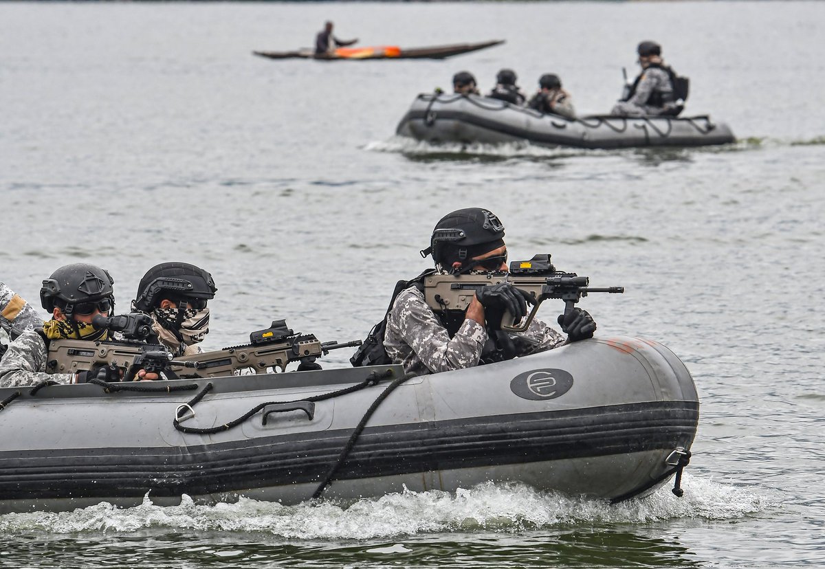 CRPF's QAT (pic 1) and Indian Navy's Marine Commondos (pics 2) have been deployed in Dal Lake, Srinagar for #G20Kashmir security