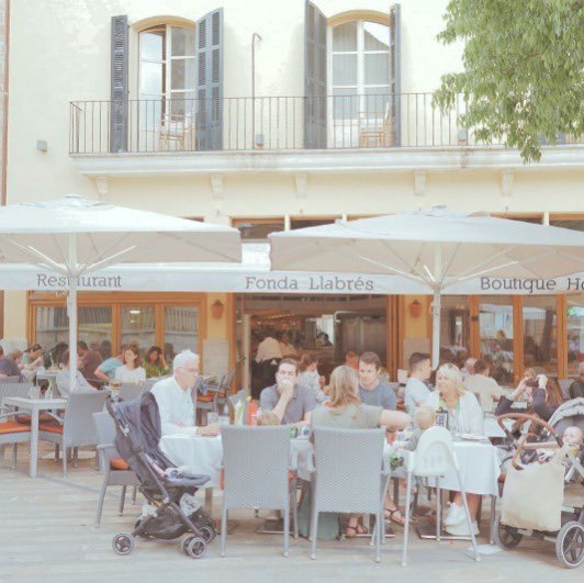 "La Fonda Llabrés (@fandesafonda) is one of those places where time seems to have stopped. Here you can still feel the usual Mallorca, that authentic and original land, that island of calm that makes you fall in love. ́Pure Mediterranean ."
𝑷𝒆𝒑 𝑳𝒍𝒂𝒃𝒓𝒆́𝒔
