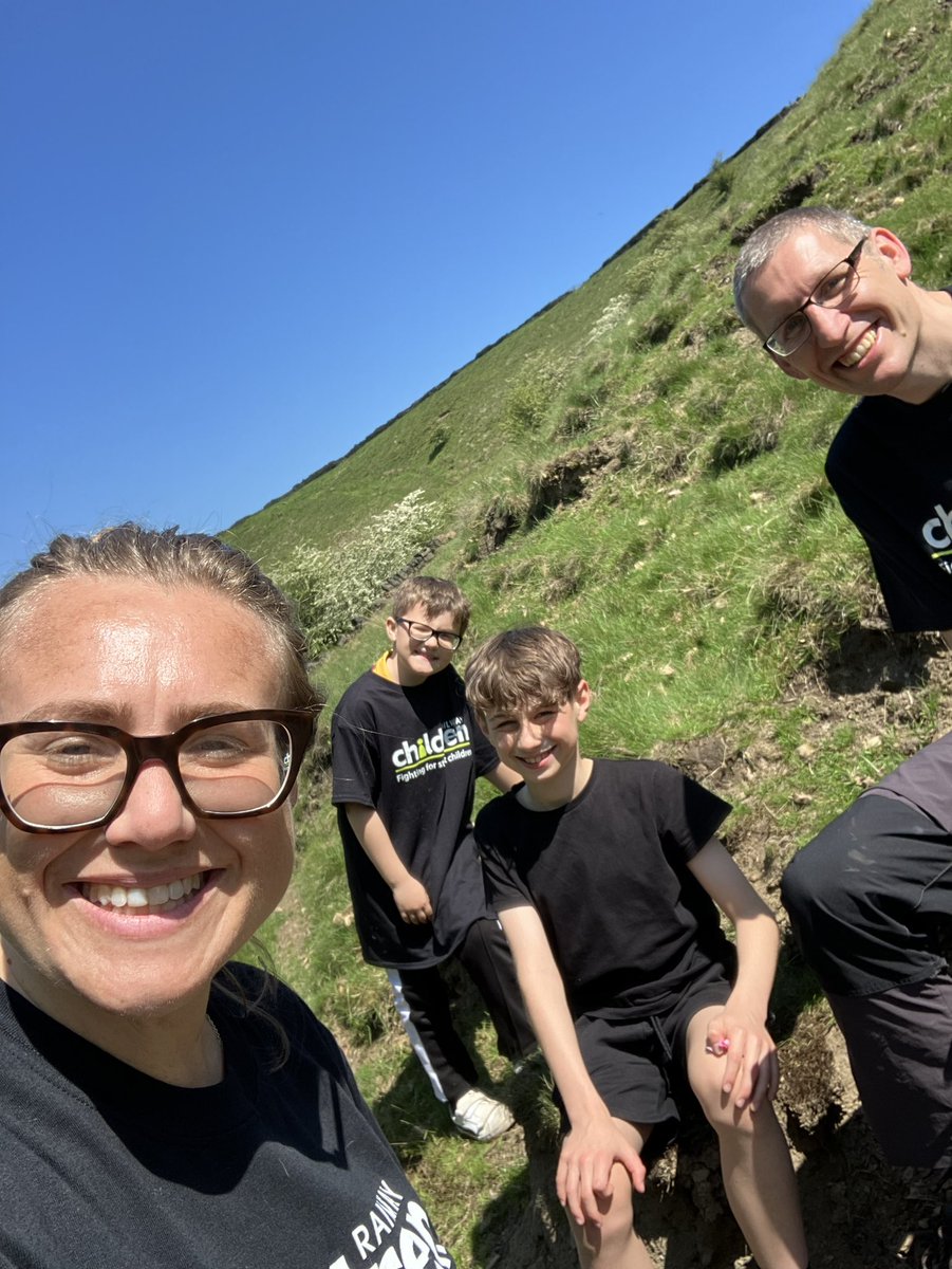 Some of team @ArloAdventures plus the juniors are out on a 3 peaks practice walk today! We’ve handed out some books to families along the way too! If you d like to help us raise funds for @RailwayChildren justgiving.com/fundraising/te…