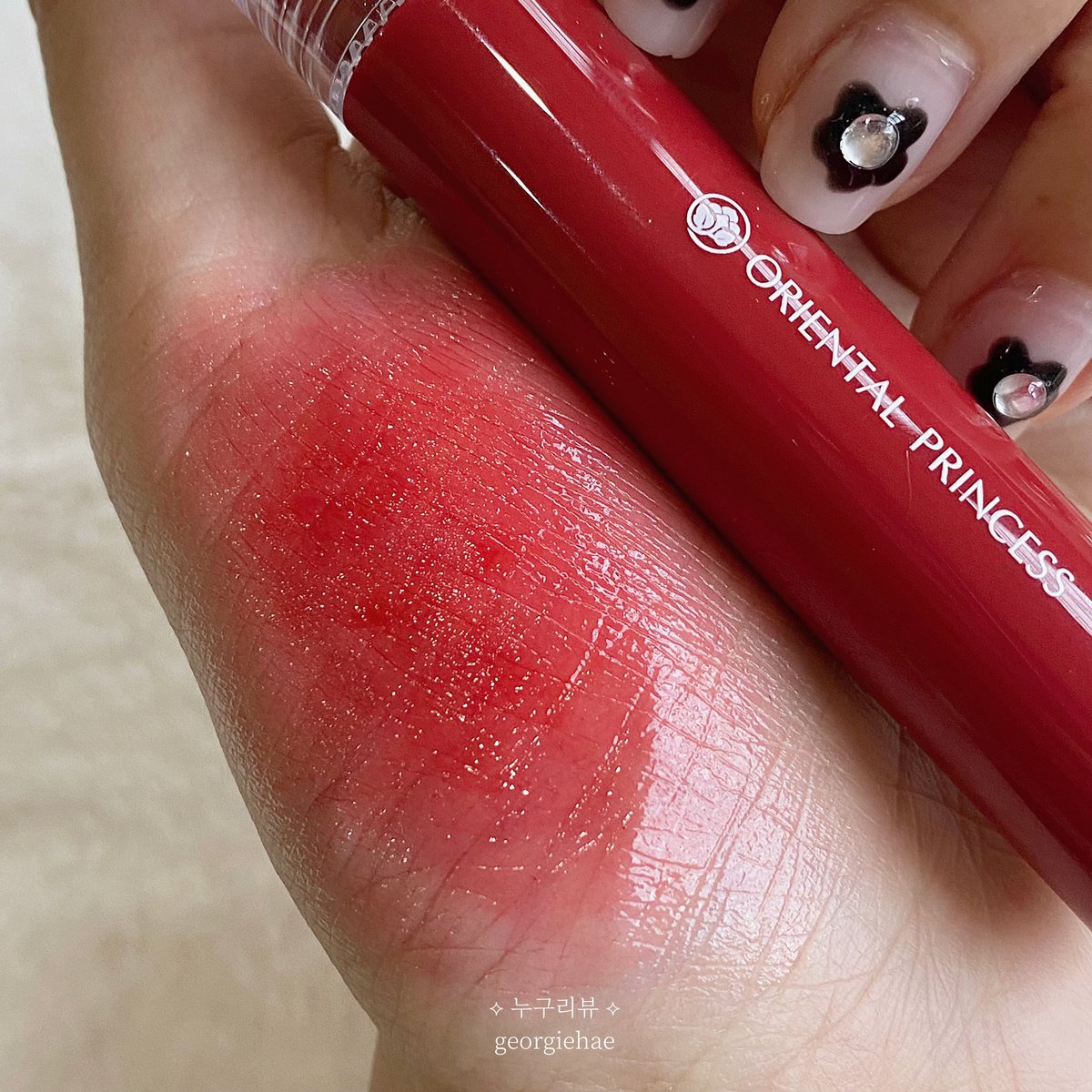 georgiehae's tweet image. มีสีเดียวไม่พอแล้วอันนี้ ! อยากเหมาสีอื่นเพิ่ม oriental princess รุ่น beneficial juicy glow watery lip tint คือโกลว์สมชื่อ ติดทนมากๆๆๆ ทาแล้วปากดูฉ่ำแบบไม่ต้องพึ่งกลอส อันนี้เบอร์ 3 ทาแล้วสวยมากพูดจริงไม่เล่น 🍒✨🎀🥫☁️