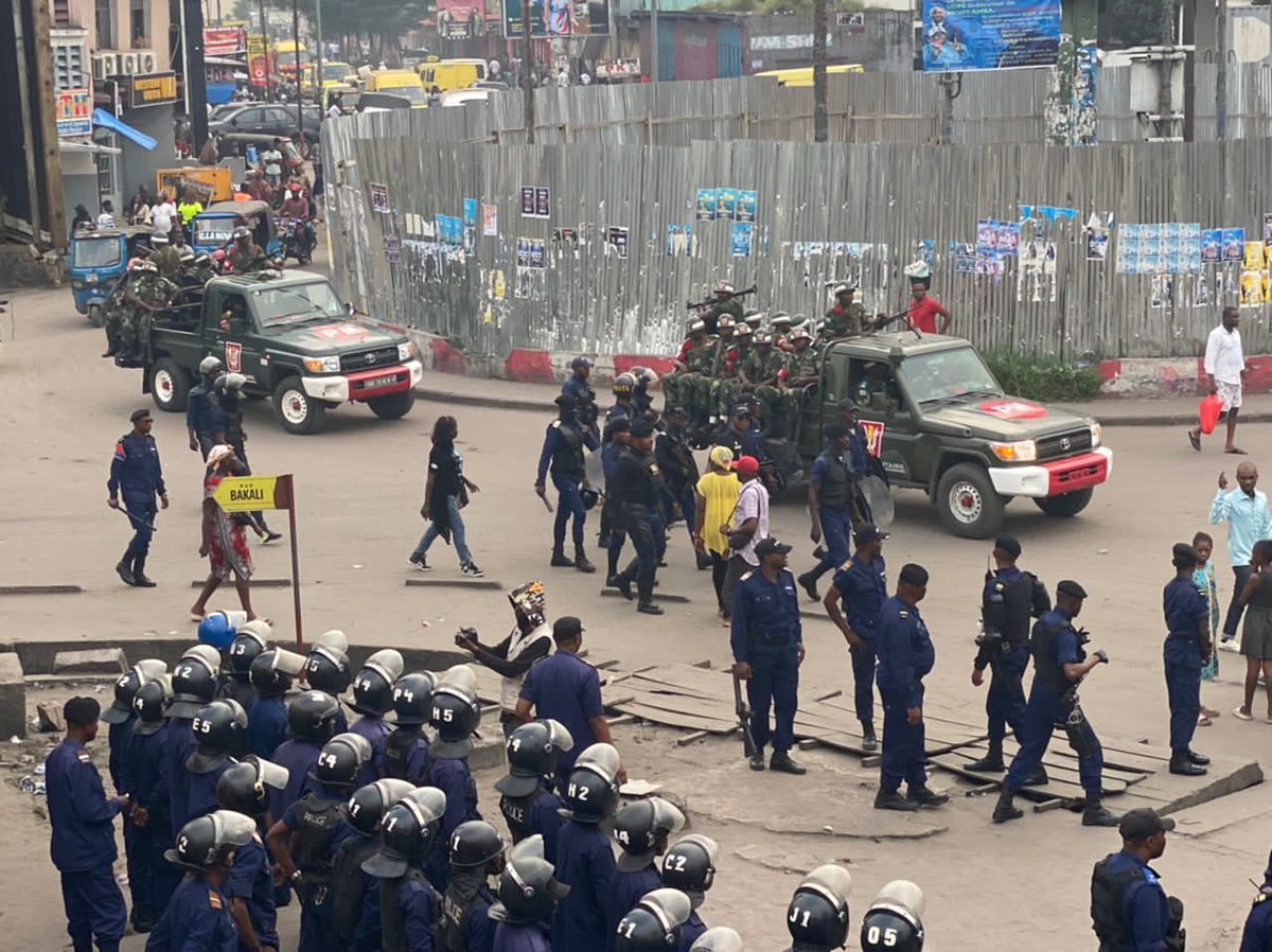 fmi_felly's tweet photo. S'il vous plaît Mr le Président @fatshii13 , on est pas à @Gotham c'est en #RDCongo . La #democratie ne se chante pas plutôt se pratique et manifeste alors pourquoi tiré le digne citoyen qui se battent pour leur droit ?? Vs avez signé votre départ d'ici décembre @LGD_RDC https://t.co/PFpD95gSDR
