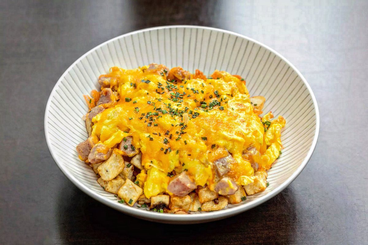 Good morning Lincoln Square! Our Bangers & Hash Scramble is calling your name, can you hear them? Pork sausage, scrambled eggs, leeks, potato, cheddar cheese & chive 🤤

Served on our breakfast menu daily 8am-11:30am😋

#greenpostcafe #lincolnsquare #saturday #breakfast #Foodie