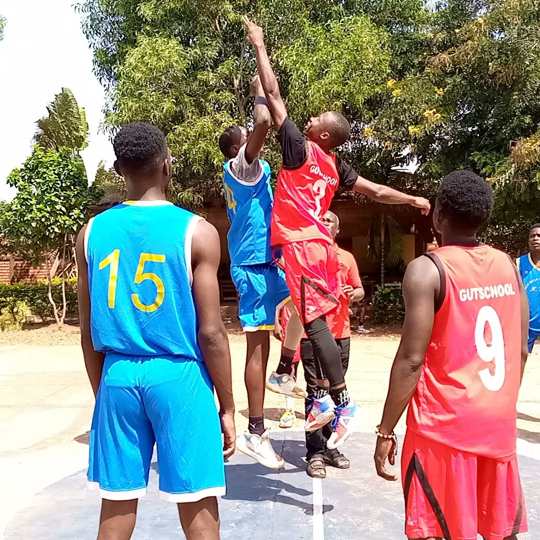 GUTSCHOOL's tweet photo. L'administrateur général de #gutschool a fait l'ouverture du #match_amical entre l'université de Bangui Vs l'institut Gutschool qui se tient pour le moment à l'école inter-etats des douanes
Pratiquons tous le #sport pour garder la forme🏀
#clubbasket
#universitébangui https://t.co/7gwtL0QVKx