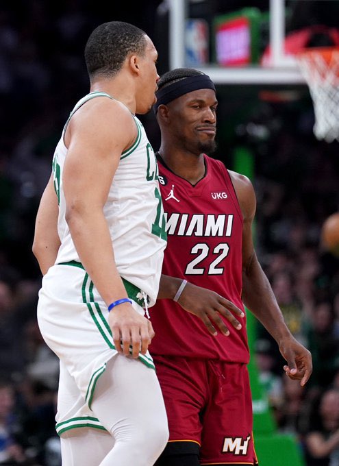 FlouterNET's tweet photo. 😂 Jimmy Butler je neverovatan tip!
Od momenata kada Grant pokušava da objasni nešto Butleru, Miami pravi seriju 24:9 i uzima drugi brejk u Gardenu! 🔥
#NBAConferenceFinals #HEATCulture #FlouterRS https://t.co/yP1e3IiDp8