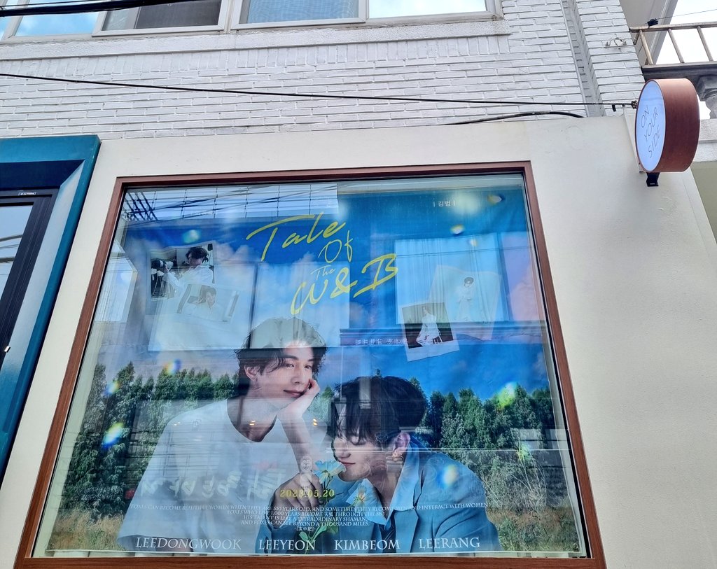 nn_flower_rw's tweet photo. 🦊아 기다리고 기다리던 꽃집이 오픈을 했어요!!!💐생각보다 더더 예뻤고 욱범 연랑 사진이랑 인형이 한가득 가득이여서 너무 너무 예쁘고 구경하기 바빴던 꽃집투어!! 외관부터 예쁨 뿜뿜ㅠㅜㅠ여기도 욱범연랑 저기도 욱범연랑이여서 더 예뻤던😍😍
#우리는_구미호_형제를_기다렸어

@TALEOFTHE_WB https://t.co/yZEYqP3MMw