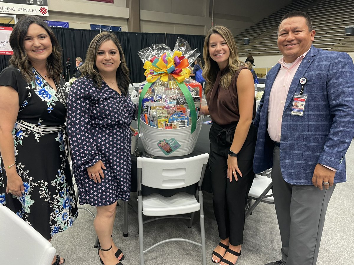 garzamel's tweet photo. It’s was truly an honor to join Ms. Garcia and Ms. Smith at the Teacher of the Year Banquet! #proudprincipal #loboslead https://t.co/xFAhyq3Hs5