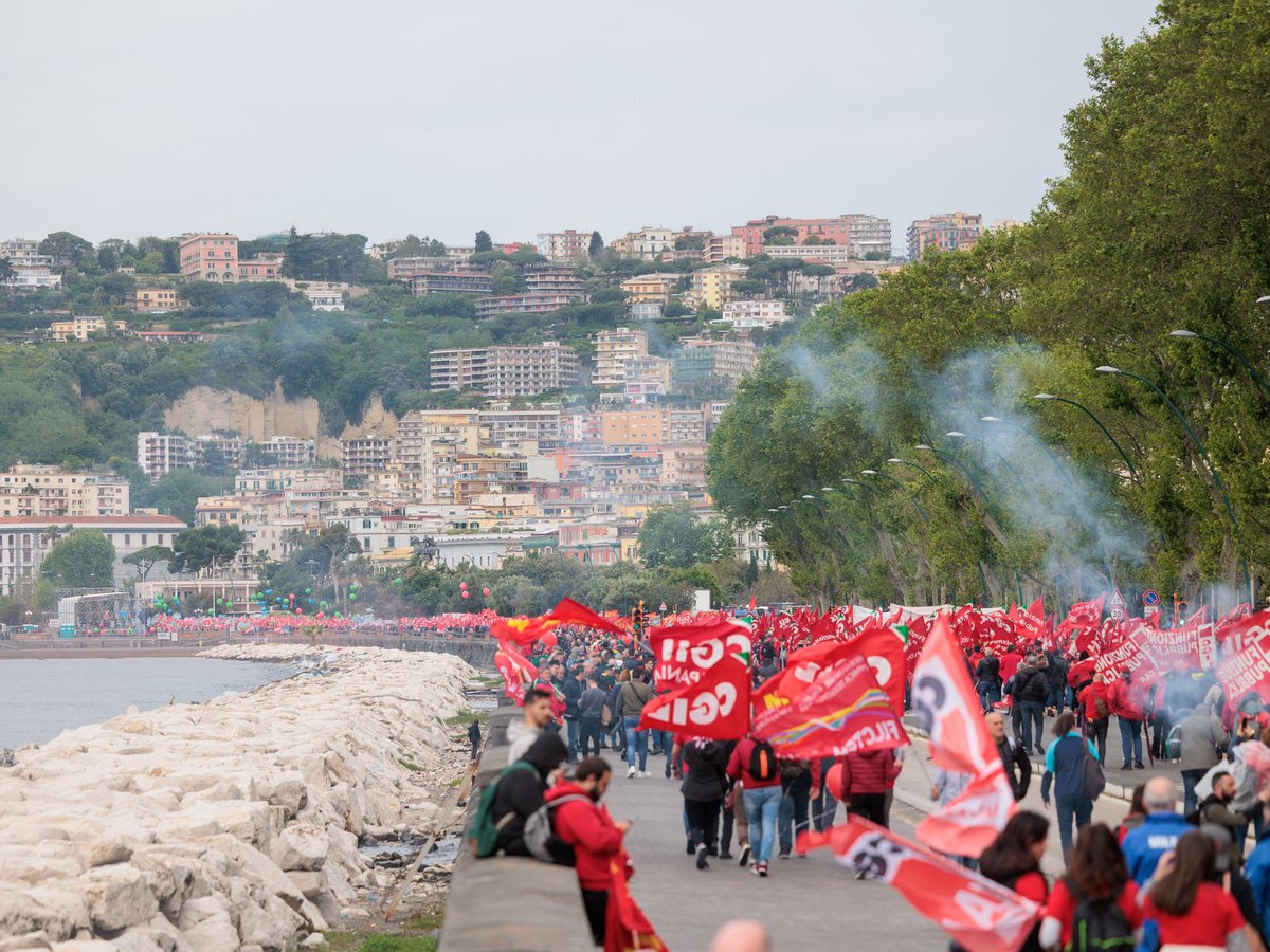 nataledicola's tweet photo. Un lungo corteo rosso sul lungomare di #Napoli. Una bellissima #manifestazione colorata e partecipata per rimettere al centro le ragioni del mondo del #lavoro. Non poteva esserci miglior modo di festeggiare la nascita dello Statuto dei Lavoratori! #20maggio #cgilsocial https://t.co/K1Upq4XN5H