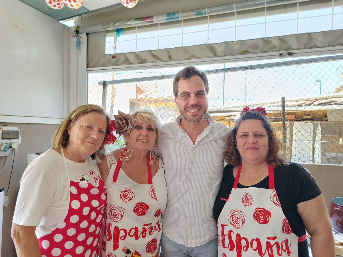 VOX_Torrent's tweet photo. En la @Aavv Marchadella, con su presidente Faustino Aranda López y la presidenta de la FAC Dori Climent celebrando la fiesta andaluza.
Gracias por la invitación y la acogida.
#cuidalotuyo #cuidaTorrent https://t.co/mlfvf2z6E6
