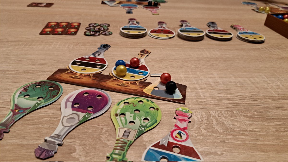 Sibi30015224's tweet photo. Gestern noch ein paar Tränke gebraut bei #PotionExplosion. Tolles Familienspiel, dass aber auch uns Vielspielern echt Spaß macht. Macht einfach Bock mit den Murmeln und es fühlt sich voll gut an wenn Kettenreaktionen entstehen.
Als Absacker gabs dann noch #Belratti (ohne Bild). https://t.co/WYN452pAlu