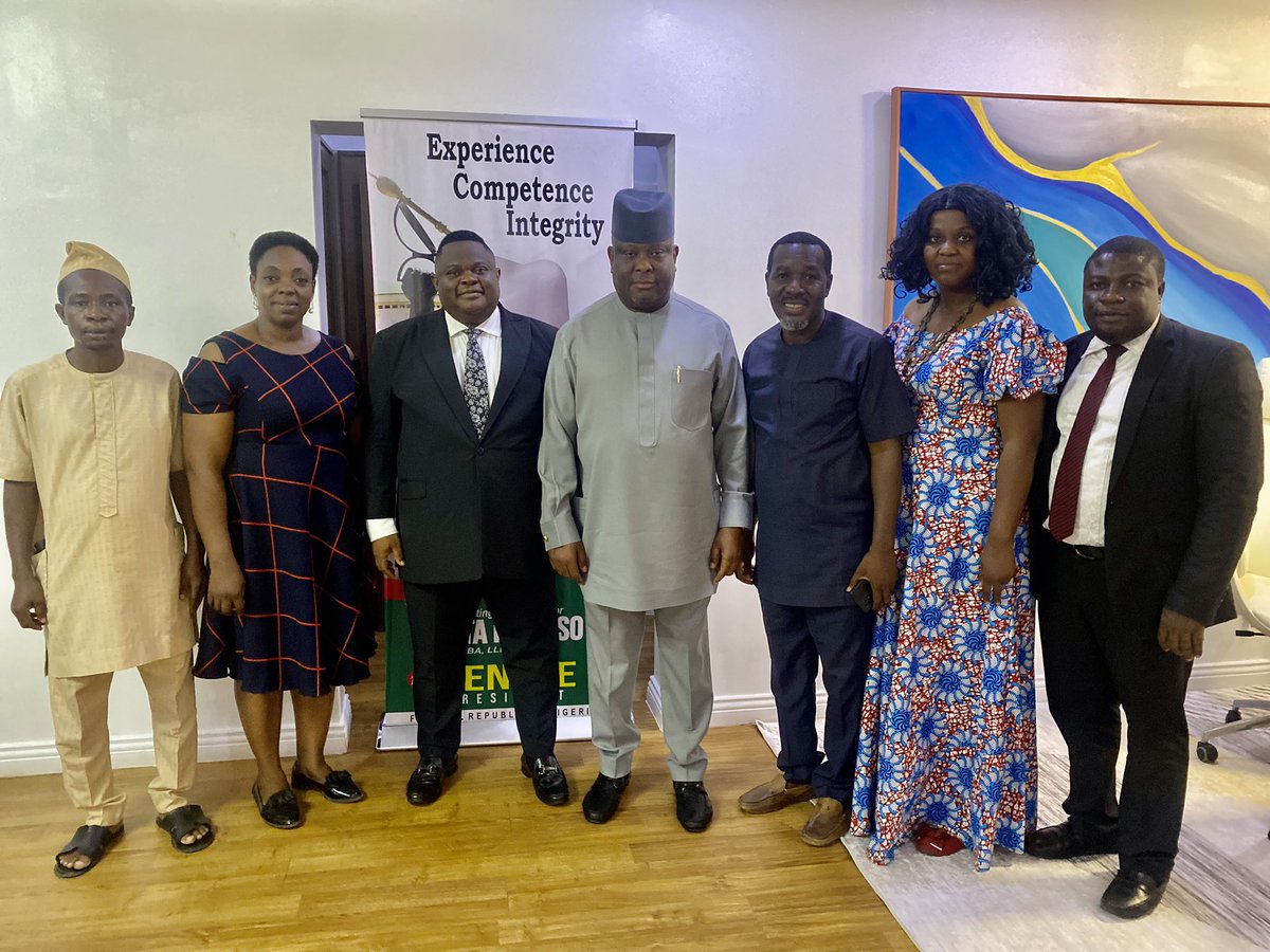 ositaBizunaso's tweet photo. The Chairman, Nigeria Bar Association (Bwari Branch) led a team to pay me a courtesy visit yesterday.
As a dedicated advocate of Law, they nominated me for an award in their forth coming Law week event.
#HopeAssured https://t.co/vNQTIQPrrg