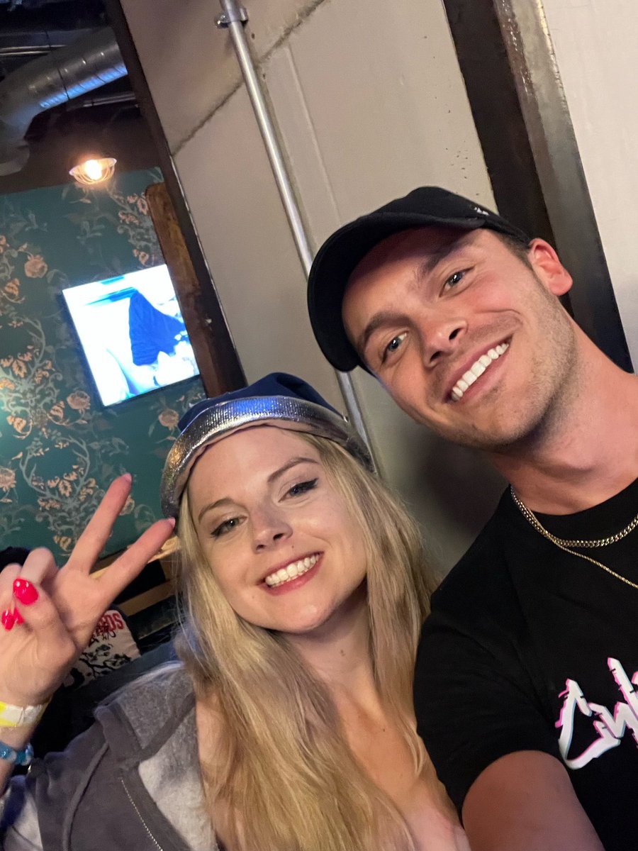 GM ☀️☕️ 

Look who I ran into last night 👀 

<a href="/AshleyDCan/">Ashley</a> 🍒