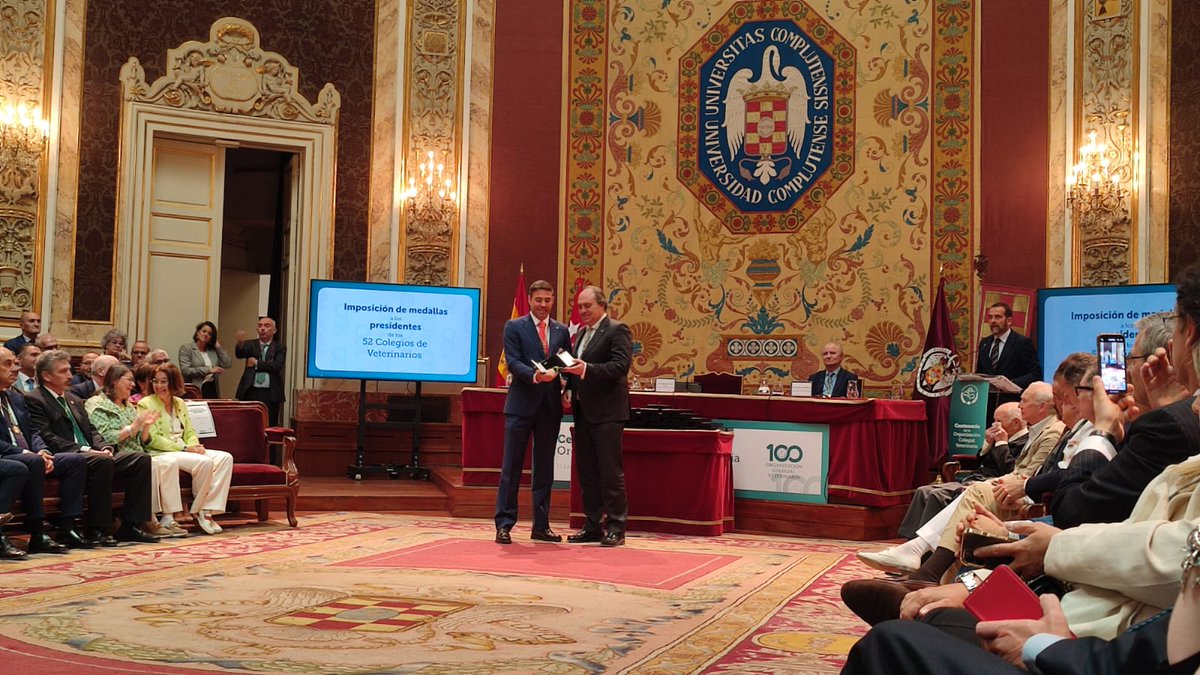 ocvespana's tweet photo. Damos paso a la entrega de medallas 🏅 a todos los presidentes de Colegios de Veterinarios de España.
Un reconocimiento a su trabajo, que vela por los intereses de los colegiados en cada provincia.
#centenarioOCV #Colvet https://t.co/WI9l0ckRsI