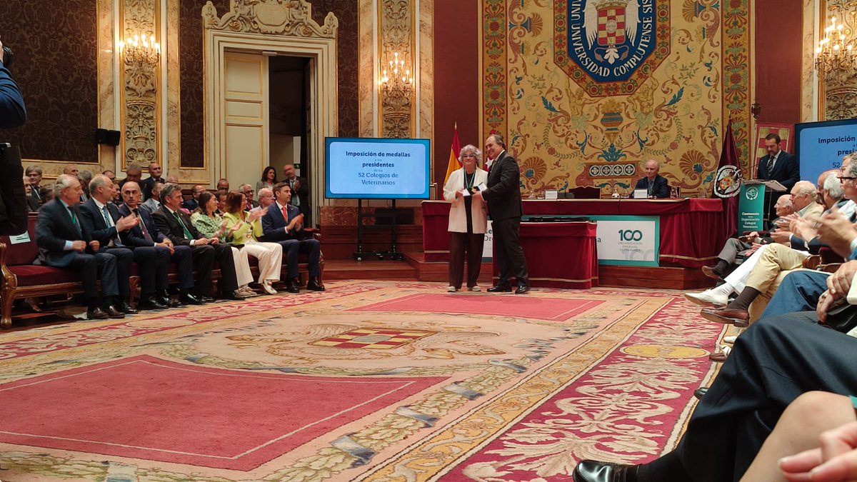 ocvespana's tweet photo. Damos paso a la entrega de medallas 🏅 a todos los presidentes de Colegios de Veterinarios de España.
Un reconocimiento a su trabajo, que vela por los intereses de los colegiados en cada provincia.
#centenarioOCV #Colvet https://t.co/WI9l0ckRsI