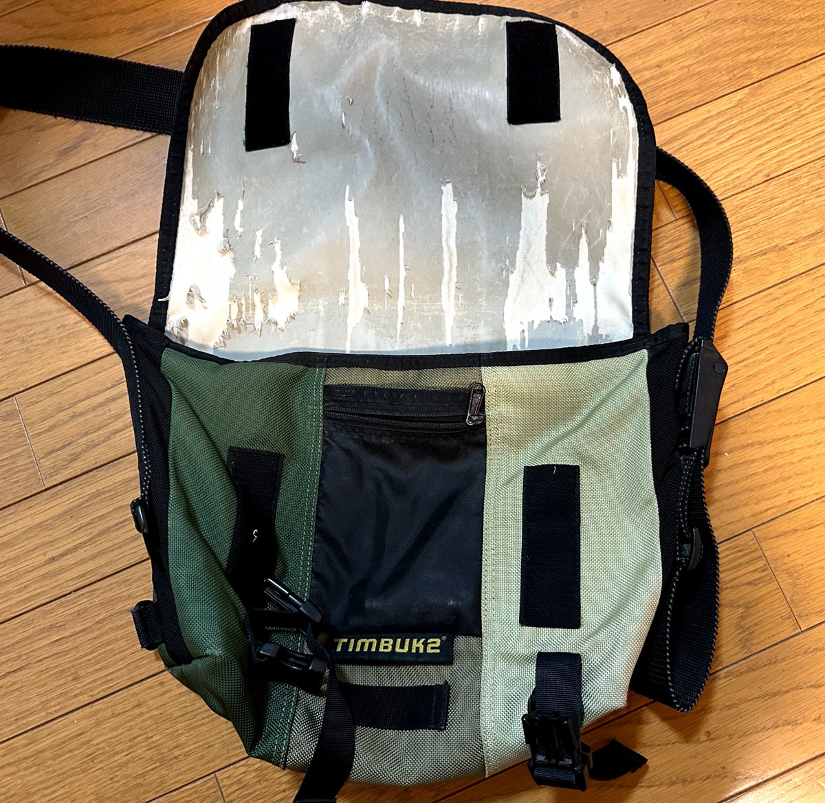 hitori_camp's tweet photo. 通勤の友として15年付き合ってくれたTIMBUK2。ありがとう。
新たなTIMBUK2。今日からよろしく。 https://t.co/qjrNN03xV3