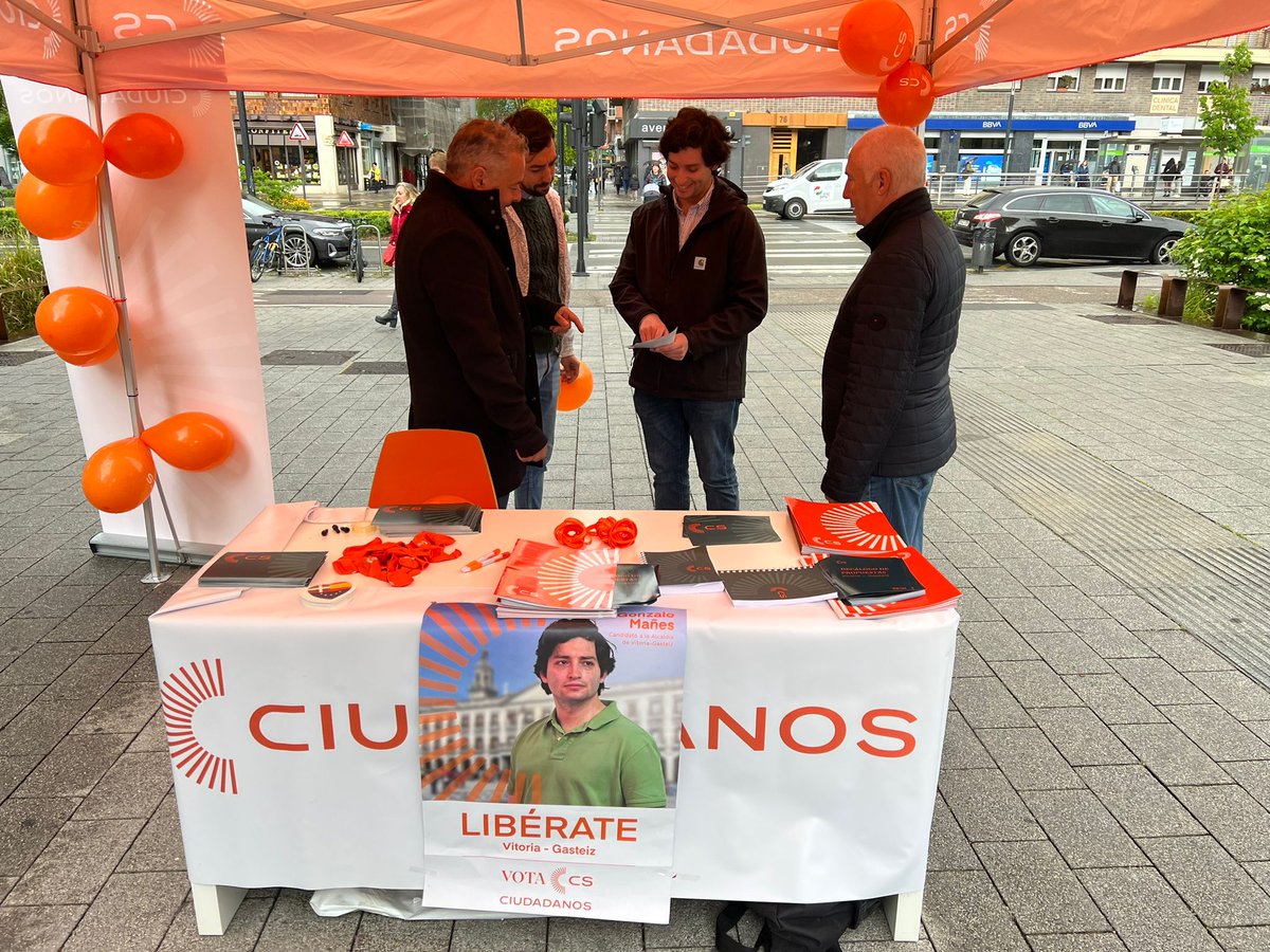 CsVitoria's tweet photo. Muchas gracias a todos los que os habéis pasado hoy a conocer nuestras propuestas.

🔸 Vitoria merece políticas de movilidad eficientes
🔸 Vitoria merece que las nuevas generaciones puedan tener un futuro en la ciudad
🔸 Vitoria merece mucho más

Este #28M vota CS y #Libérate https://t.co/zCtn0x6znK