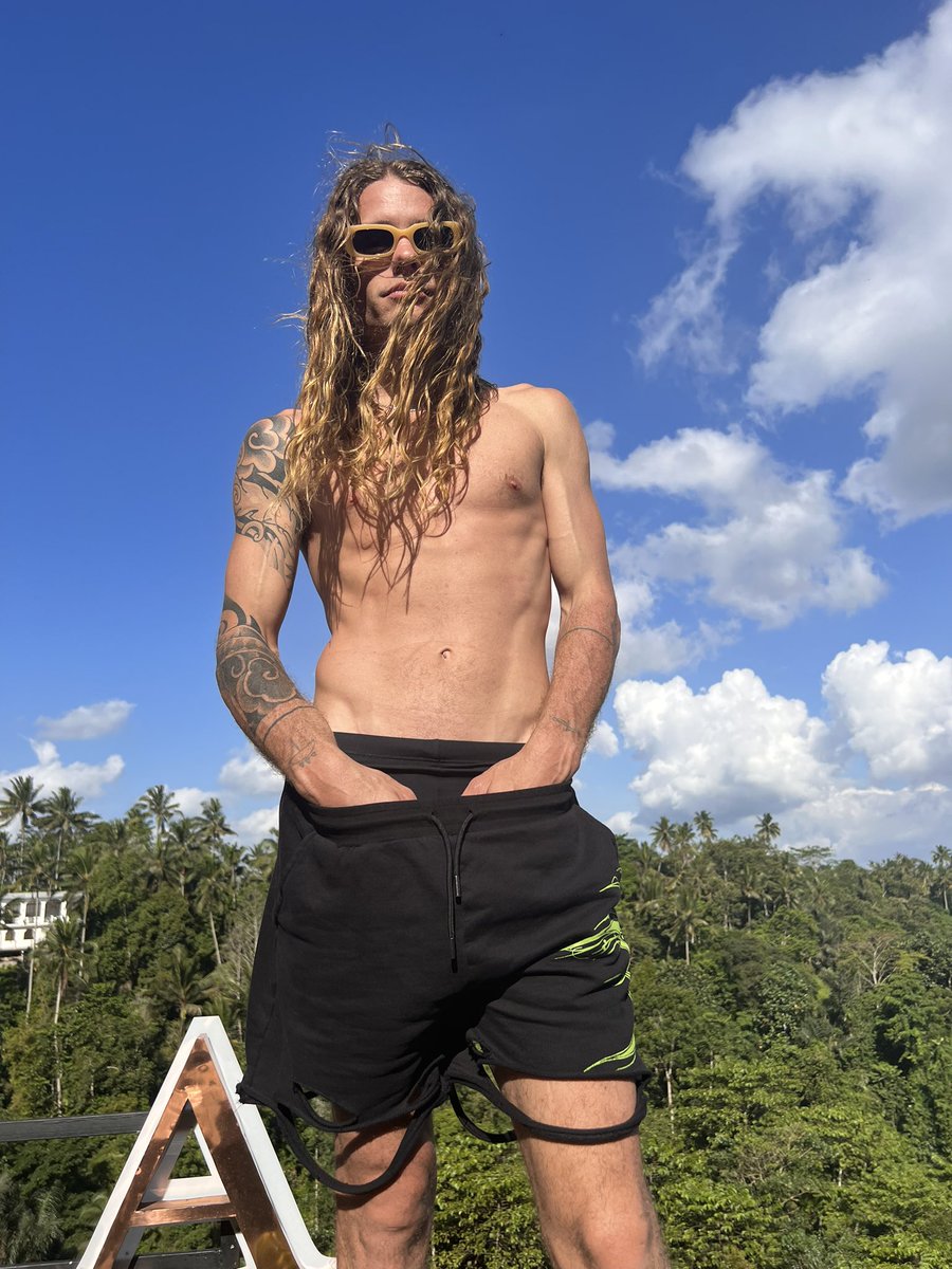 PhoenixGray15's tweet photo. Retweet if you wanna slide a hand down these pants.. https://t.co/Cx2b2LrhGb