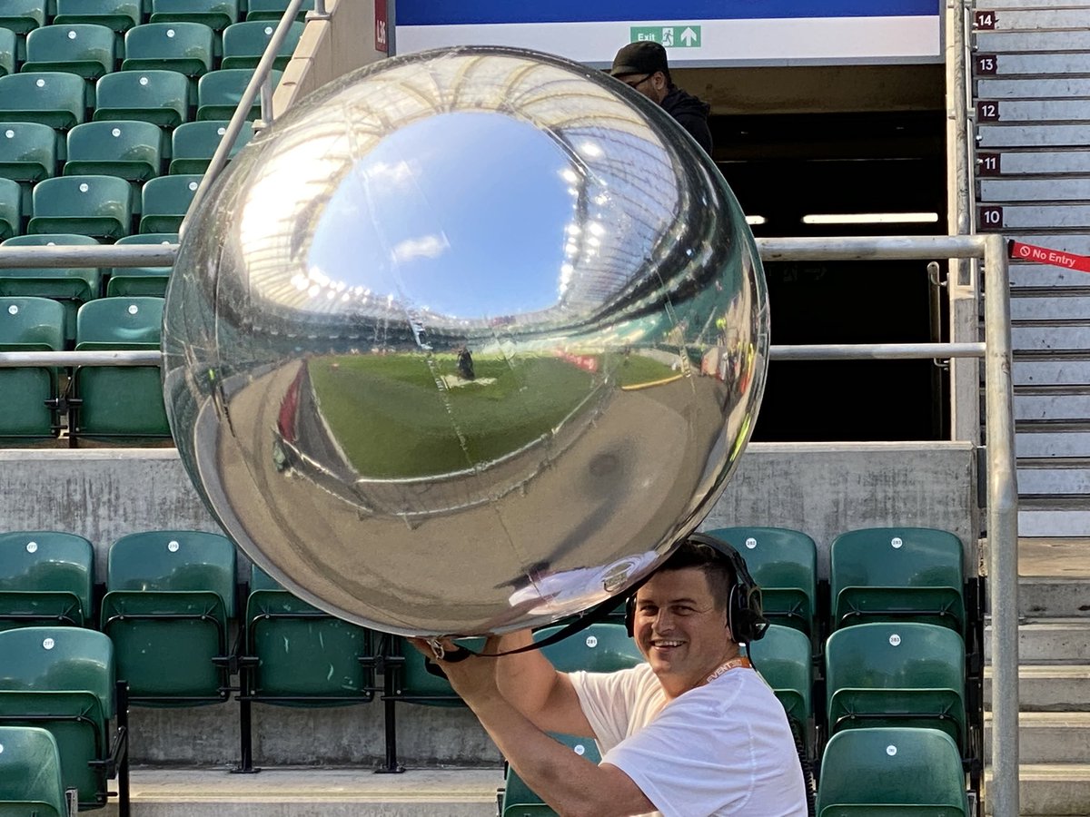 Never clean your lens when the big screen is on☝🏽🤣🤣 #London7s #HSBC7s 🏉💪🏽 (pics taken during early tech check - HQ has filled up with many colourful rugby loons since then 🙌🏽🤣).