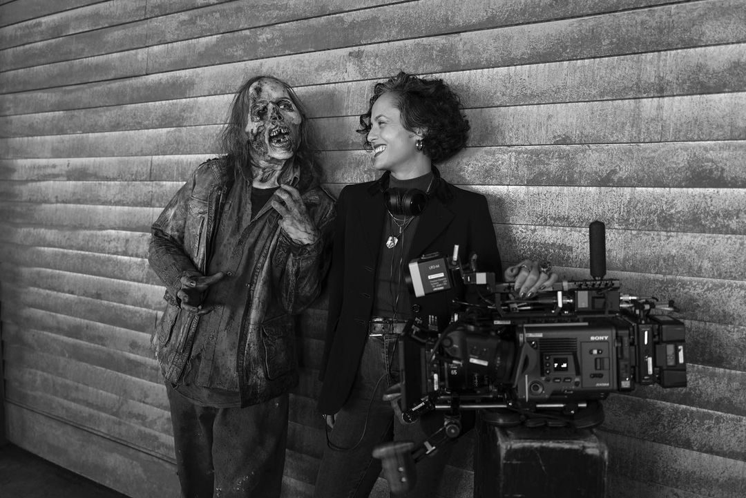 PortalDead's tweet photo. 📷| #TWDDeadCity terá episódios dirigidos por uma brasileira!

Gandja dirigiu os dois últimos episódios, sendo eles o episódio 5: “Stories We Tell Ourselves” (Histórias que Contamos a Nós Mesmos), e o episódio 6: “Doma Smo” (Estamos em Casa).

📷 Gandja Monteiro https://t.co/t60AZwYPGA
