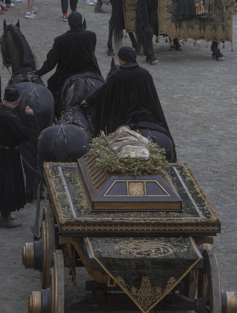 RedanianIntel's tweet photo. Spoiers for #HouseOfTheDragon S2

A closer look at Olivia Cooke (Alicent Hightower), Phia Saban (Helaena Targaryen) and late Prince Jaehaerys Targaryen's funeral casket https://t.co/CNm8aoSp8n