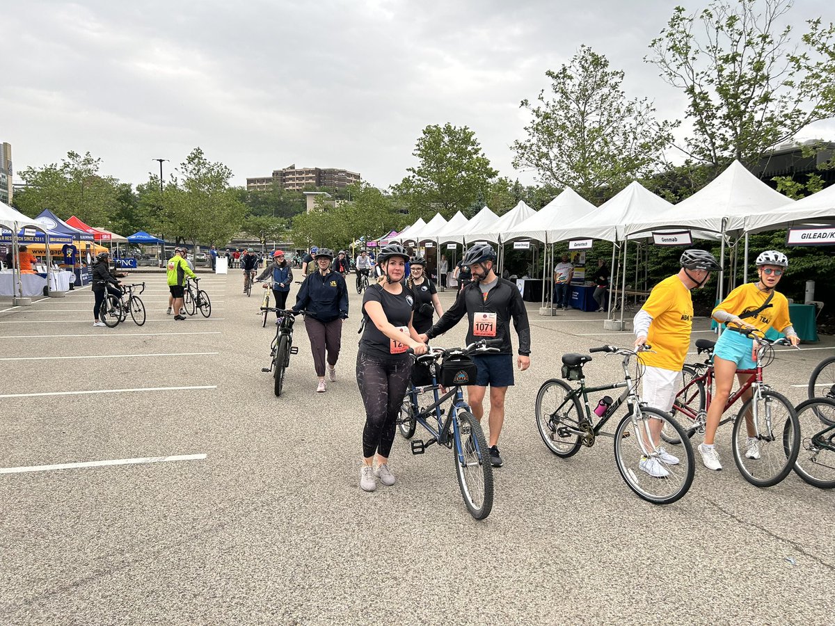 jasonlukemd's tweet photo. Ready to #RushToCrush! #R2C @UPMCHillmanCC What’s a little rain anyway? https://t.co/8YUS9DnuNn