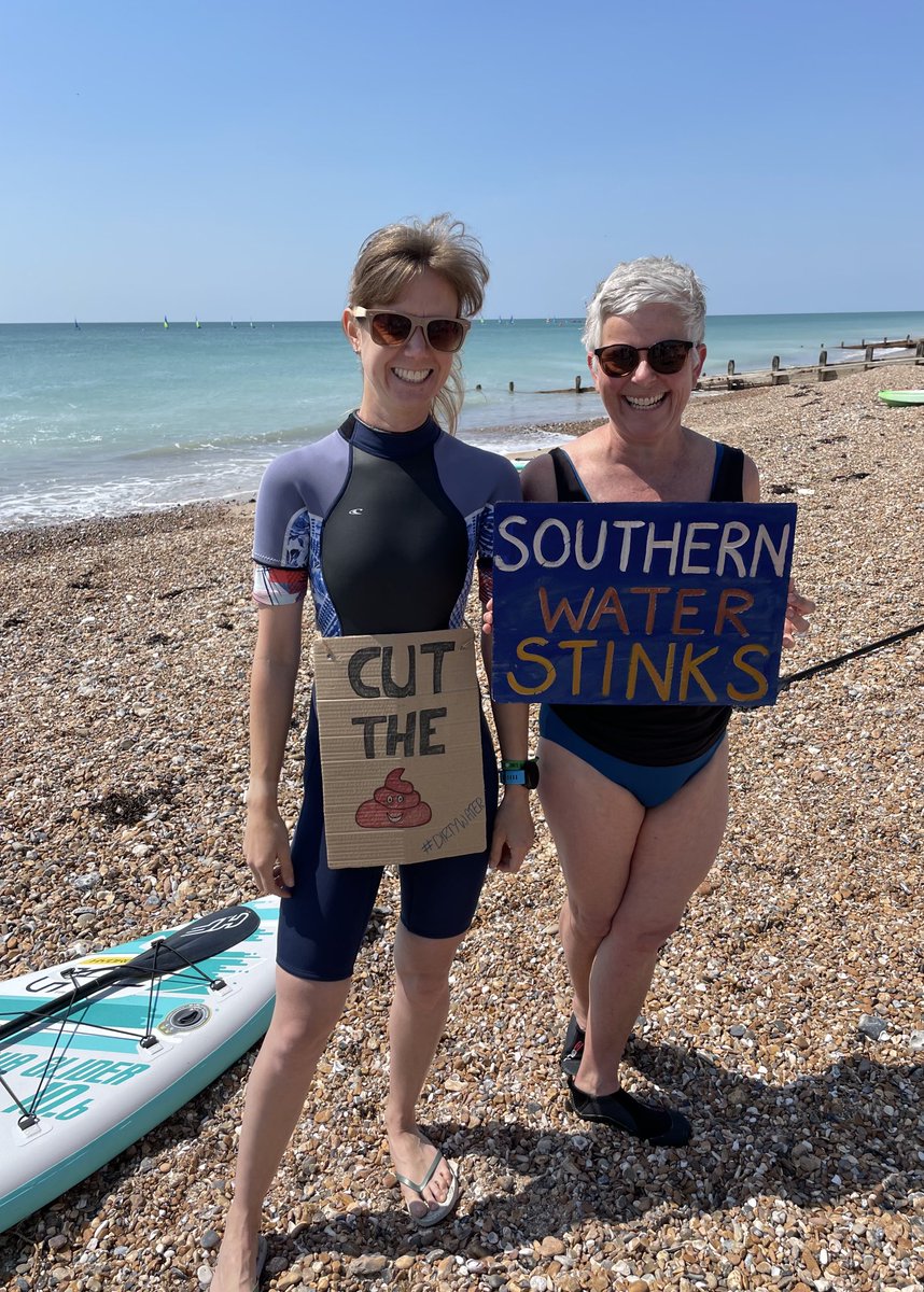 WorthingCan's tweet image. Great turnout in #Worthing for the #PaddleOutProtest in solidarity with ⁦@sascampaigns⁩ #CutTheCrap #DirtyWater ⁦@jhjourno⁩ ⁦@XRWorthing⁩ ⁦@SouthernWater⁩ ⁦@Feargal_Sharkey⁩ 🌊💩🌊