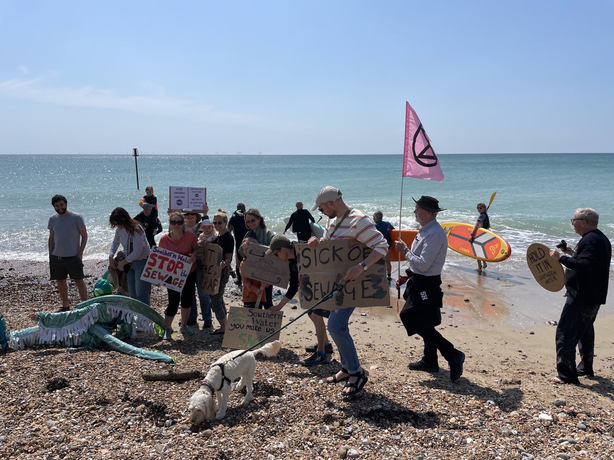 WorthingCan's tweet image. Great turnout in #Worthing for the #PaddleOutProtest in solidarity with ⁦@sascampaigns⁩ #CutTheCrap #DirtyWater ⁦@jhjourno⁩ ⁦@XRWorthing⁩ ⁦@SouthernWater⁩ ⁦@Feargal_Sharkey⁩ 🌊💩🌊