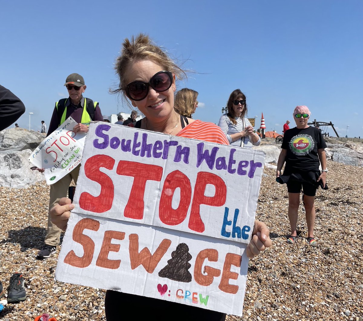 Great turnout in #Worthing for the #PaddleOutProtest in solidarity with ⁦@sascampaigns⁩ #CutTheCrap #DirtyWater ⁦@jhjourno⁩ ⁦@XRWorthing⁩ ⁦@SouthernWater⁩ ⁦@Feargal_Sharkey⁩ 🌊💩🌊