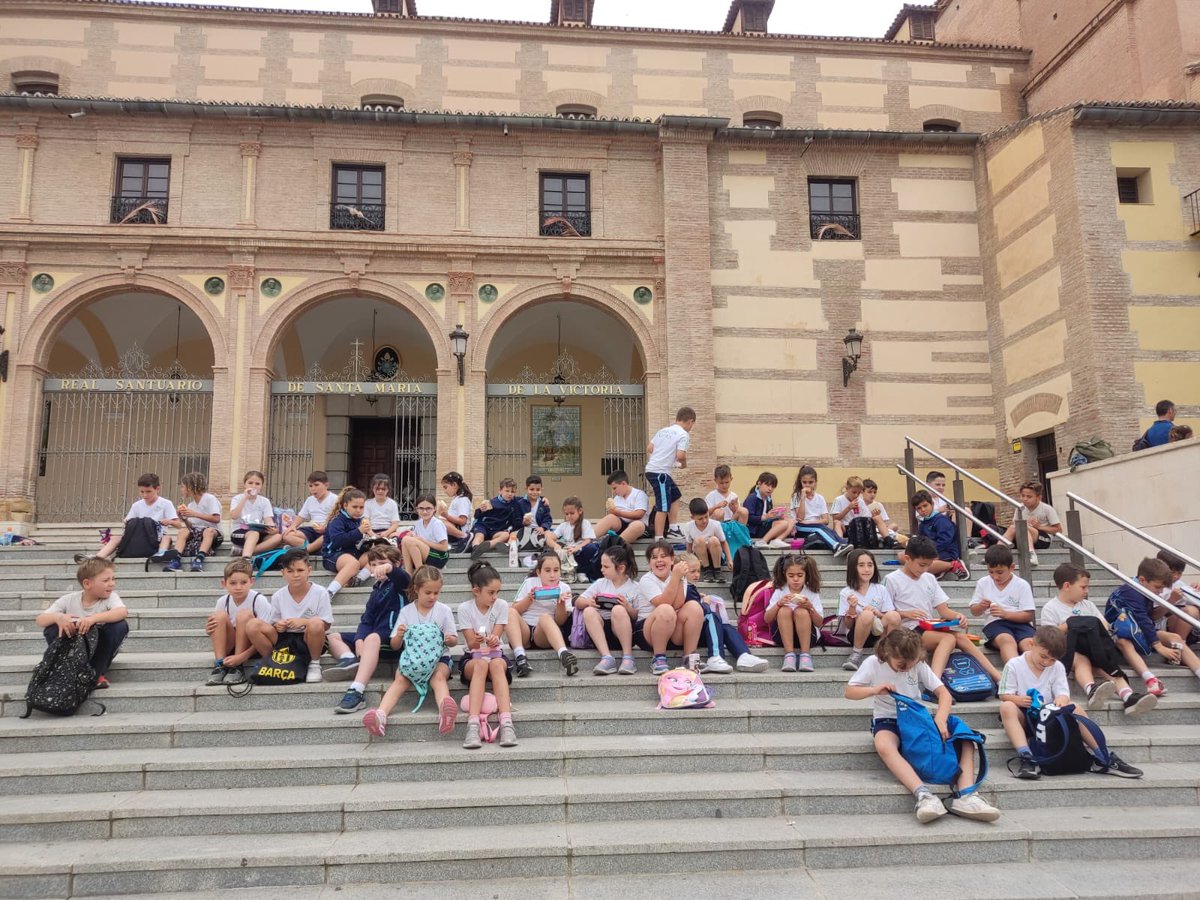 Los alumnos de 1° y 2° ciclo de primaria han visitado la iglesia de la Victoria para realizar una ofrenda floral a la Virgen. También han visitado el centro histórico de Málaga y han realizado dinámicas en el parque del muelle uno. 💐⛪
#colegiosdiocesanos 
#ecoaulasfv