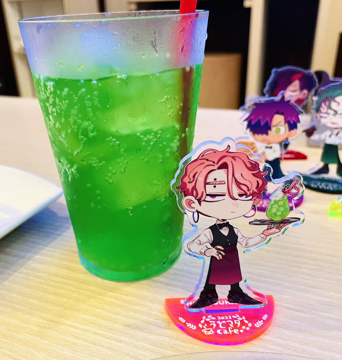「コラボカフェ(パセラ)味わってきた 一生遊べる」|クロマタ🦕のイラスト