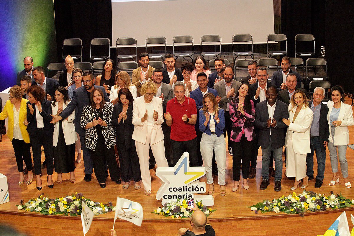DavidCuestaTV's tweet photo. Coalición Canaria pone en primera línea de un acto electoral al exalcalde de Arona Berto Reverón, condenado en varias causas de corrupción. Da miedo pensar que les da igual todo lo que hizo. O peor aún, que lo ven bien. https://t.co/k2NOwQPuvb
