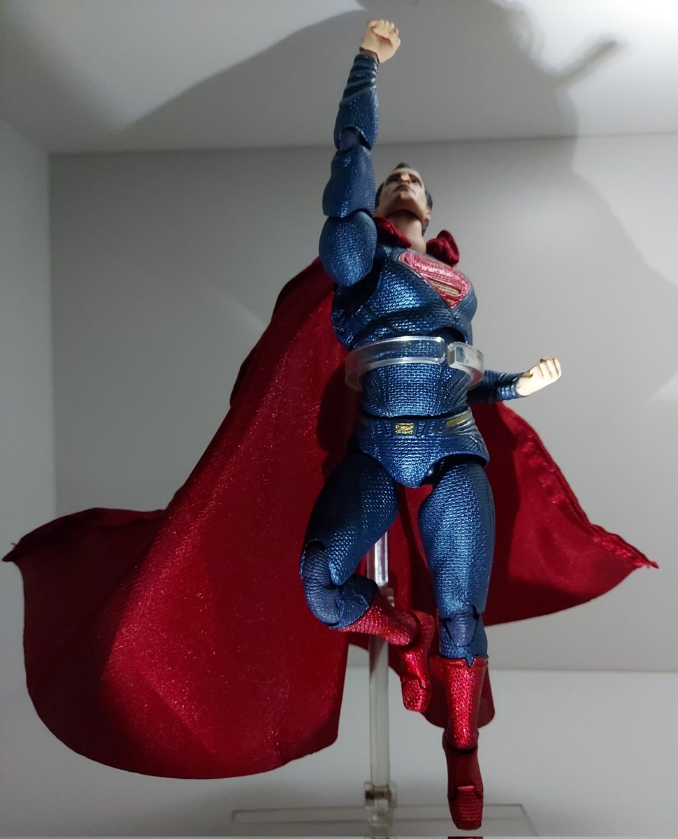 #夜のフィギュア撮影会
お題『空』

空を飛ぶスーパーヒーローといえばこの人
(Mafex スーパーマン(ジャスティス・リーグ))