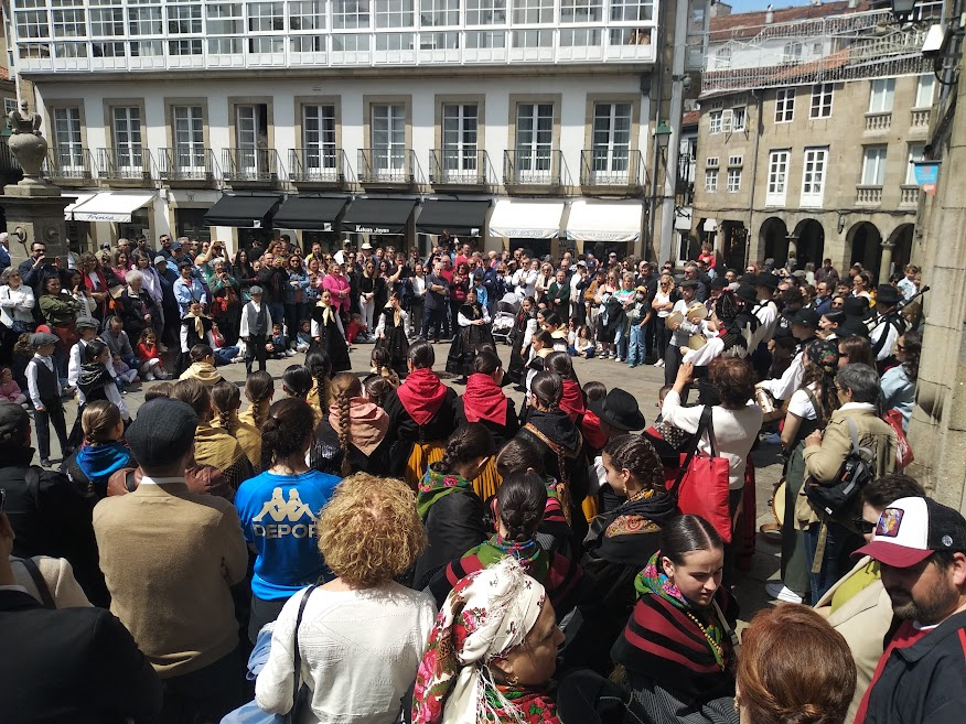 Propios e estraños disfrutan das novas xeracións de <a href="/CantigaseAgarim/">Cantigas e Agarimos</a> neste sábado das festas da Ascensión en Compostela 🥰