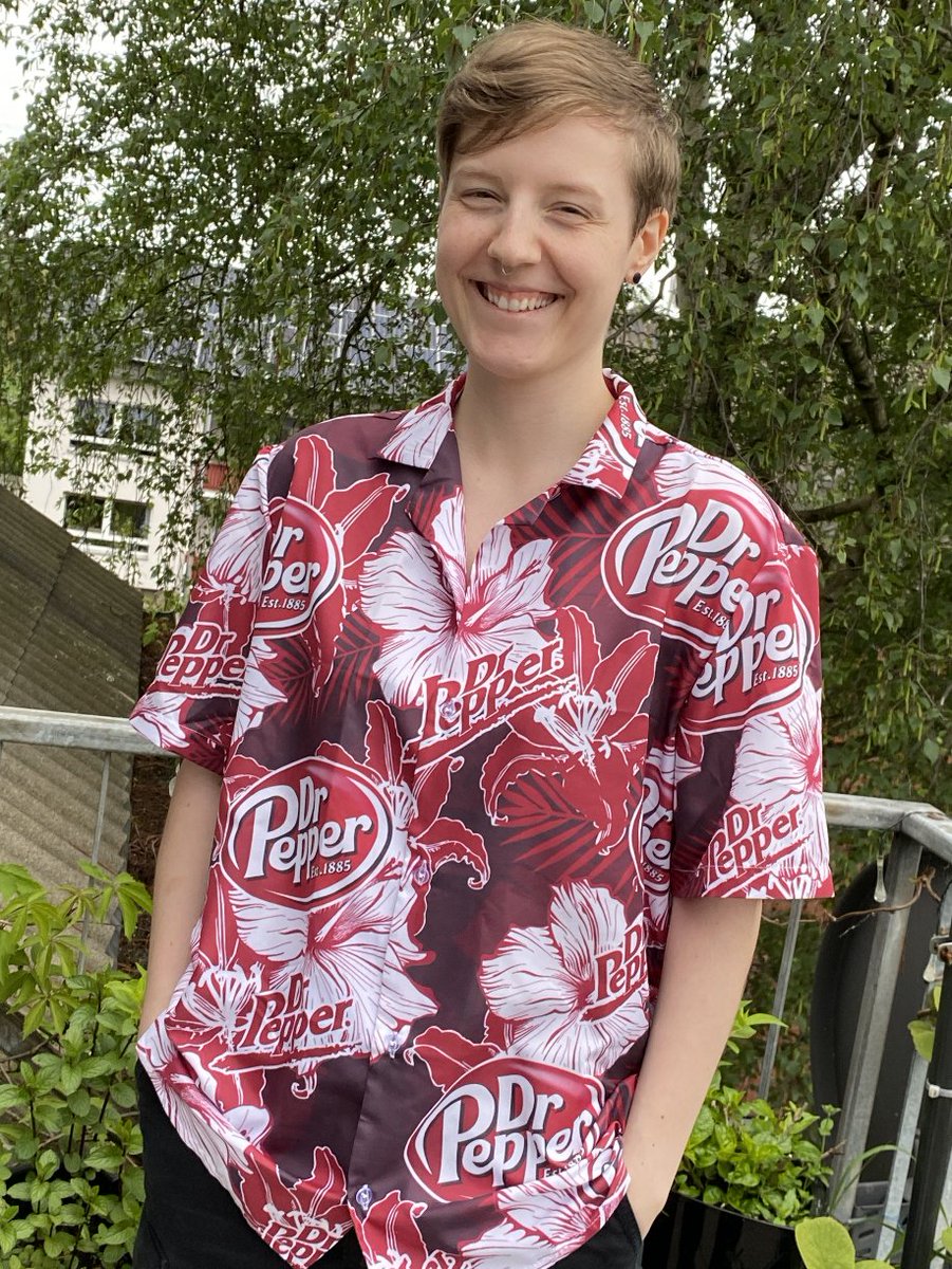 Da soll nochmal einer sagen, ich wäre nicht der größte 
<a href="/DrPepperDE/">Dr Pepper DE🍍🍓</a> - Fan! :D
(Großes Danke an meine Frau für die beste Überraschung überhaupt! <3)
Jetzt mach ich nicht mehr nur mit den Dosen jeden Stream Werbung 👀