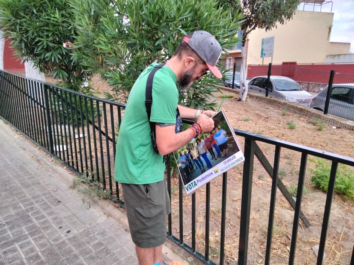 Hoy ha tocado pegada y colocación de carteles electorales por la Barriada Cooperativa, barriada obrera por excelencia. Trabajo militante y comprometido con nuestro pueblo. Nuestra militancia activa arrimando el hombro para sumar por San Juan. #SanJuandeAznalfarache #iuandalucia