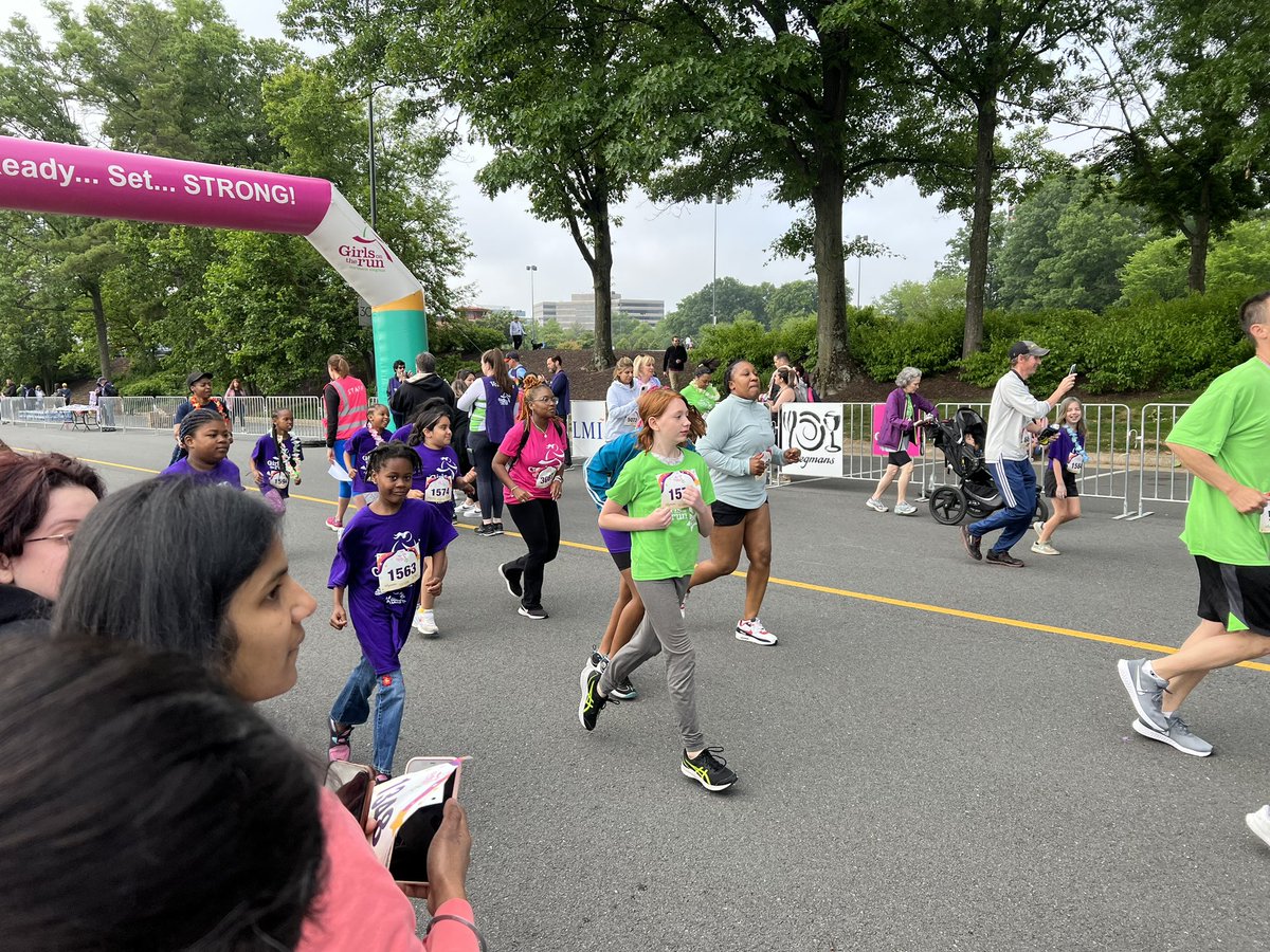 Cheering on our <a href="/GOTRNOVA/">Girls on the Run of NOVA</a> team at their 5K race this morning. Go Dragons!!