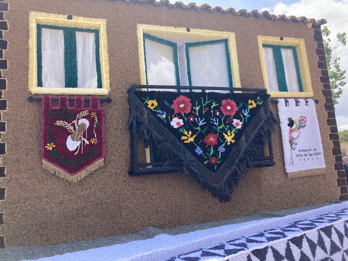 AnaBayes's tweet photo. Aquí un balcón con el mantón colgado, con cada detalle recreado en papel de seda (esta es de la Peña “La Alborga” en la que está mi hermano @JotaForte) 😍 https://t.co/zEvA8ufoUS