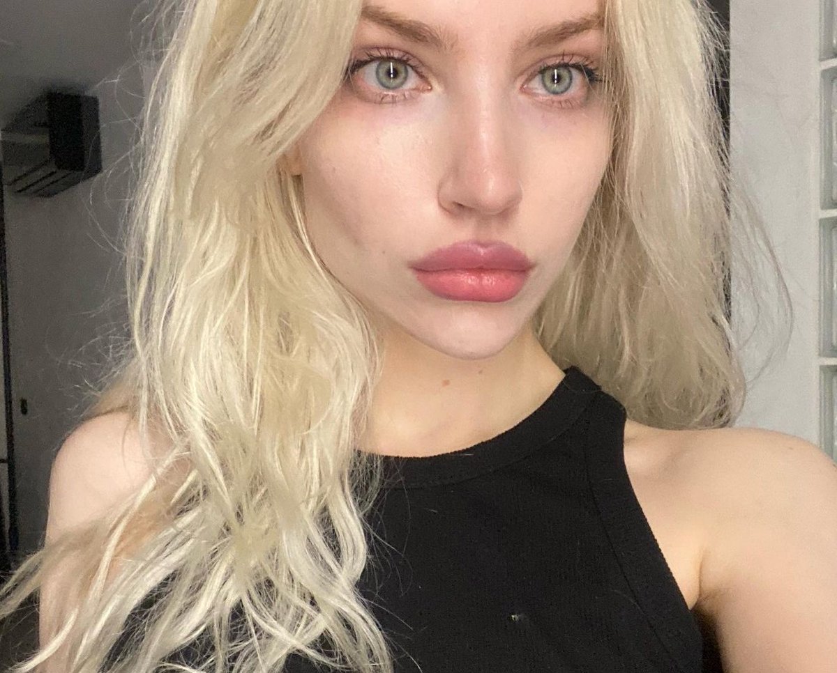 eternaIecstasy's tweet photo. Happy Saturday, I'll proceed to do nothing but sit and look pretty for the rest of the day 🩷 https://t.co/rl2vtZjfAL