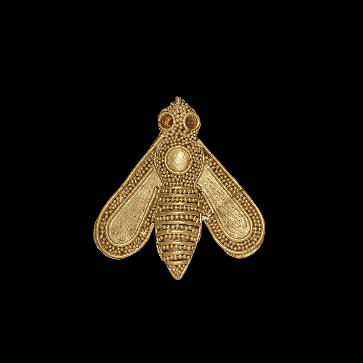 Can you bee-lieve this brilliant bug is over 3500 years old? 🐝✨ It was made by the Minoans, who inhabited the island of Crete from around 3000 BC. They used the bee to symbolise power and prosperity, making it a frequent motif in their art and jewellery Happy #WorldBeeDay! 🐝