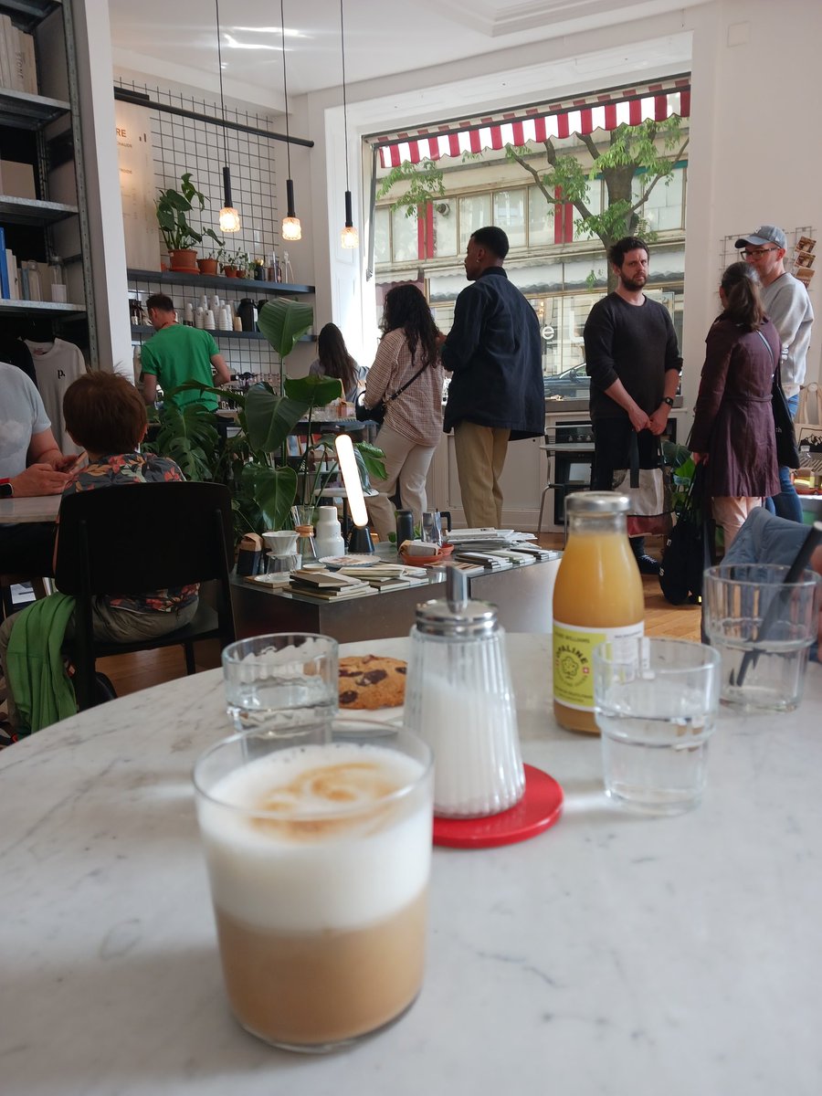NJAnoto's tweet photo. Au #Coffeeplace rue du Midi à #Lausanne pour déguster un latte macchiato au lait de petit pois (ne me demandez pas comment ils font) je pense que j'ai passé un niveau en terme de boboïtude https://t.co/xciTecNiDO