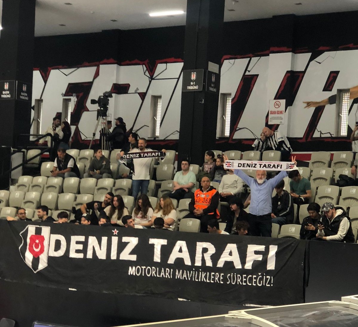 Deniz Tarafı, Potanın Kartalları'nın kader maçında destek için Akatlar'da! 🦅🏀

#Beşiktaş #BJK #DenizTarafı #BeşiktaşBasketbol #PotanınKartalları