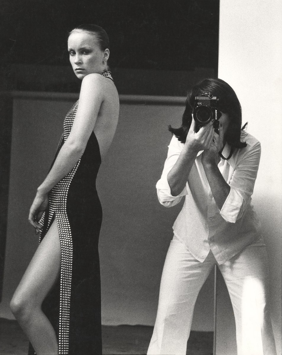 On the occasion of June Newton´s aka #AliceSprings 100th birthday, the Helmut Newton Foundation is opening a new exhibition ALICE SPRINGS. RETROSPECTIVE on June 2, 2023.

#exhibition #helmutnewton #helmutnewtonfoundation

fashionpress.it/alice-springs-…